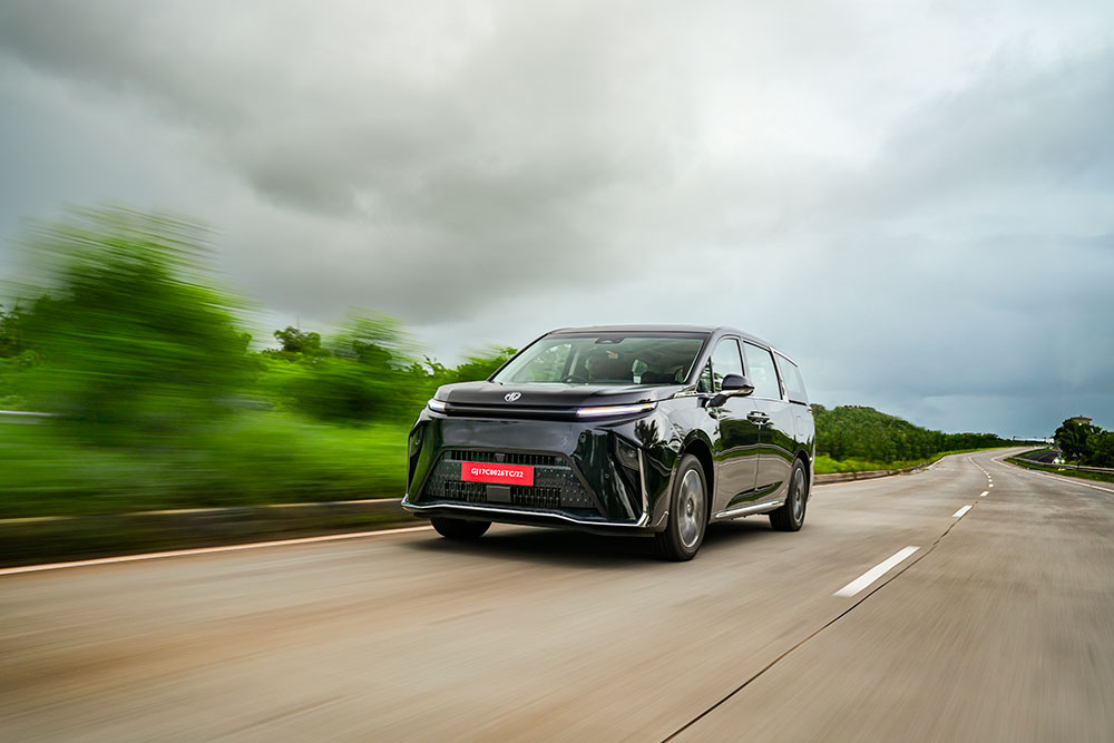 The M9 moves in near silence, its 245hp motor pulling this 3-ton vessel with surprising urgency.