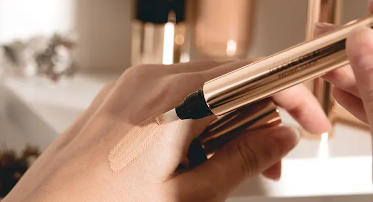 The Luxe Glow Beauty Edit: 7 Must-Have Highlighters For 2025