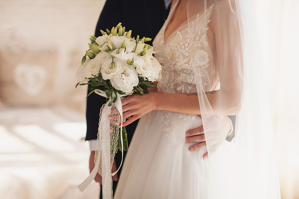 Bride,Holding,A,Beautiful,White,Wedding,Bouquet.,Sensual,Wedding,Couple.romantic