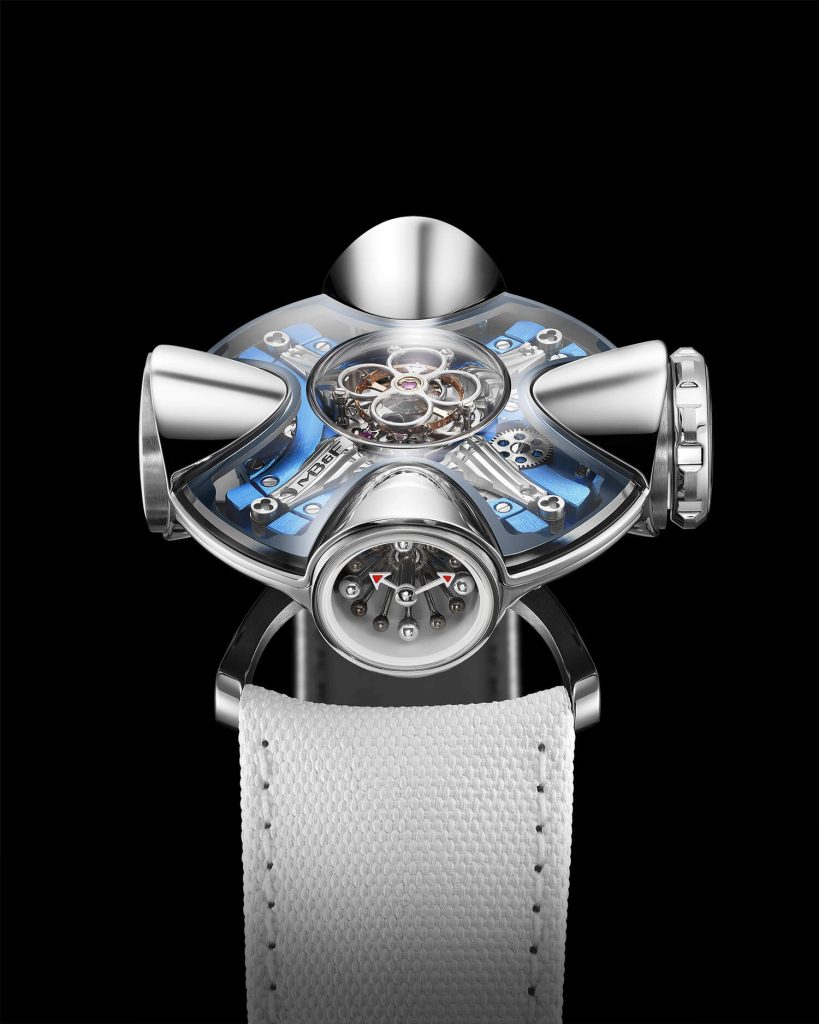 Early use of gaskets in watches dates to the 1920s which was a key milestone for the development of the screw-down crowns, and a sealed case for water resistance