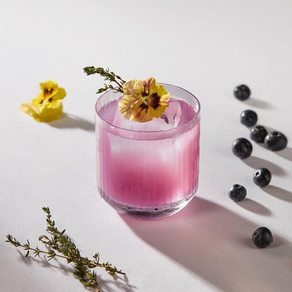 Named after Odysseus’ devoted queen, Penelope blends mastiha and butterfly pea tea into a drink
