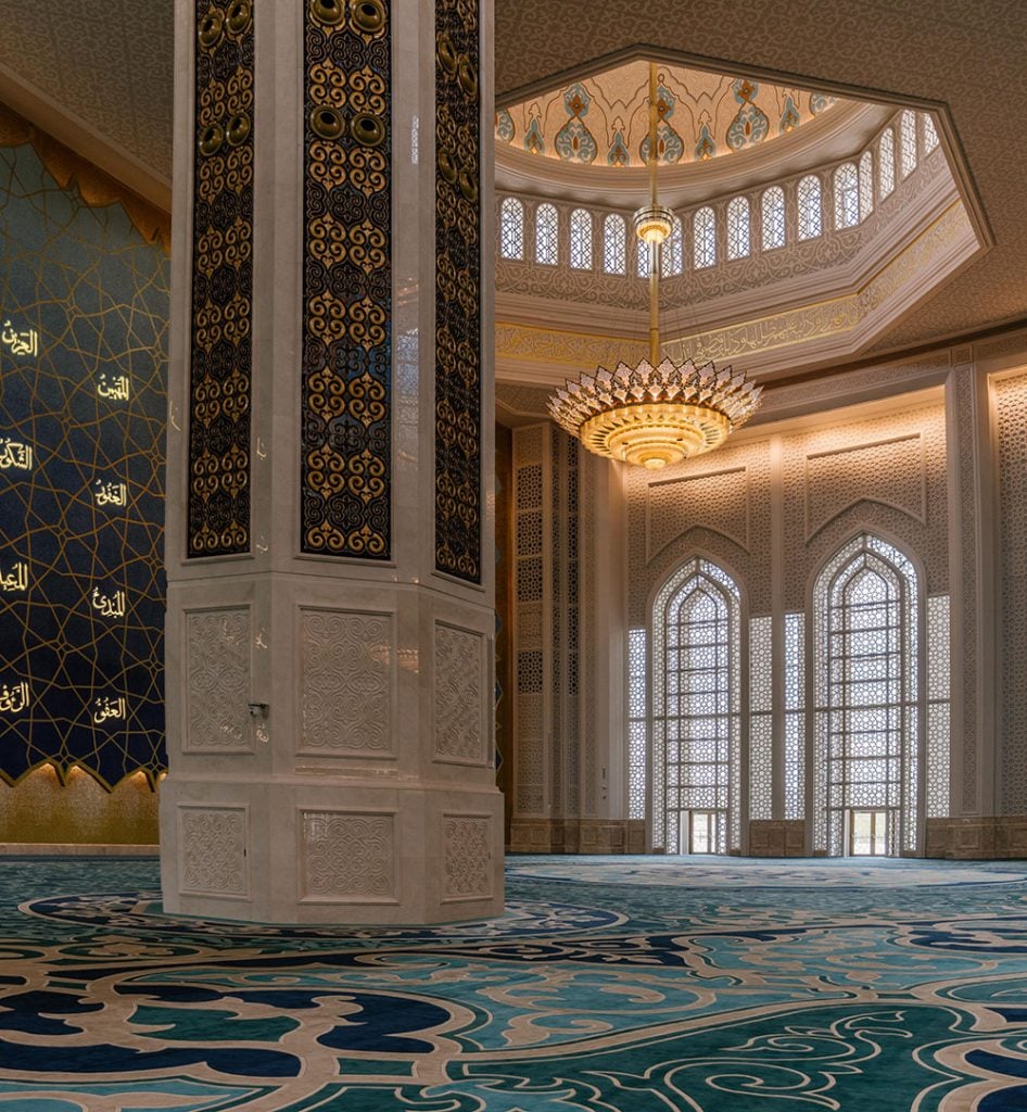 world’s largest hand-tufted carpet created by artisans from India’s Carpet Capital Bhadohi