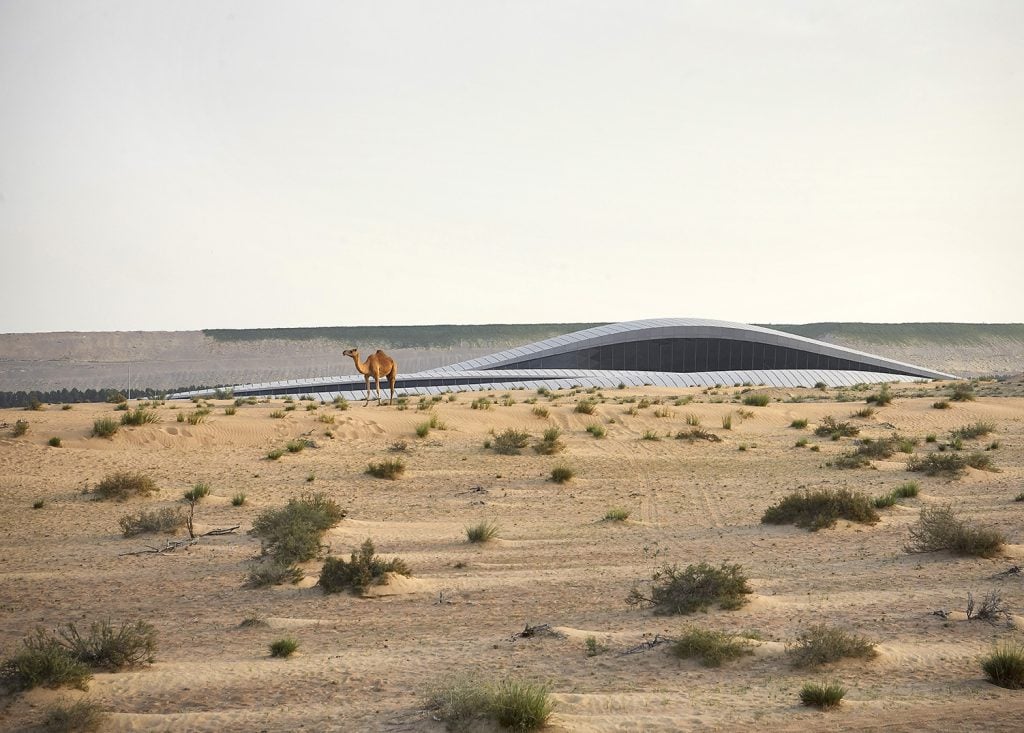 Explore how Zaha Hadid, the Queen of the Curve, transformed global architecture and imagine what a 2030 desert mansion designed by her might look like — a masterpiece of movement, sustainability, and sculptural design.
