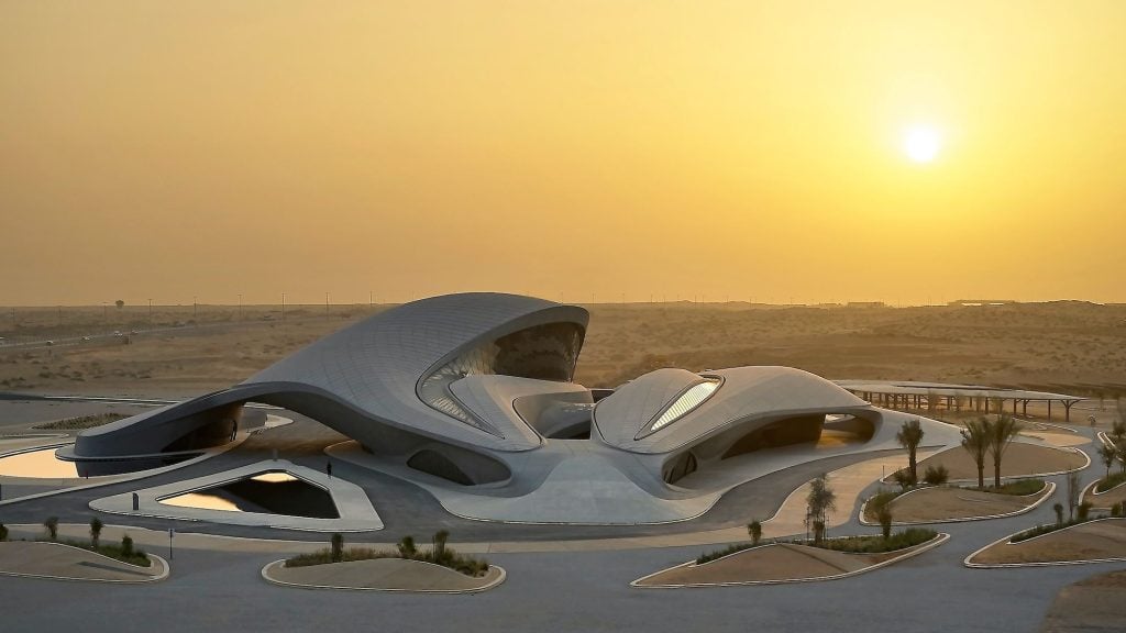 Explore how Zaha Hadid, the Queen of the Curve, transformed global architecture and imagine what a 2030 desert mansion designed by her might look like — a masterpiece of movement, sustainability, and sculptural design.