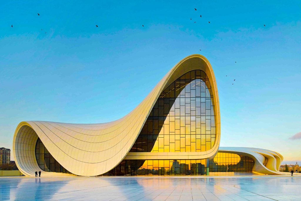 Explore how Zaha Hadid, the Queen of the Curve, transformed global architecture and imagine what a 2030 desert mansion designed by her might look like — a masterpiece of movement, sustainability, and sculptural design.