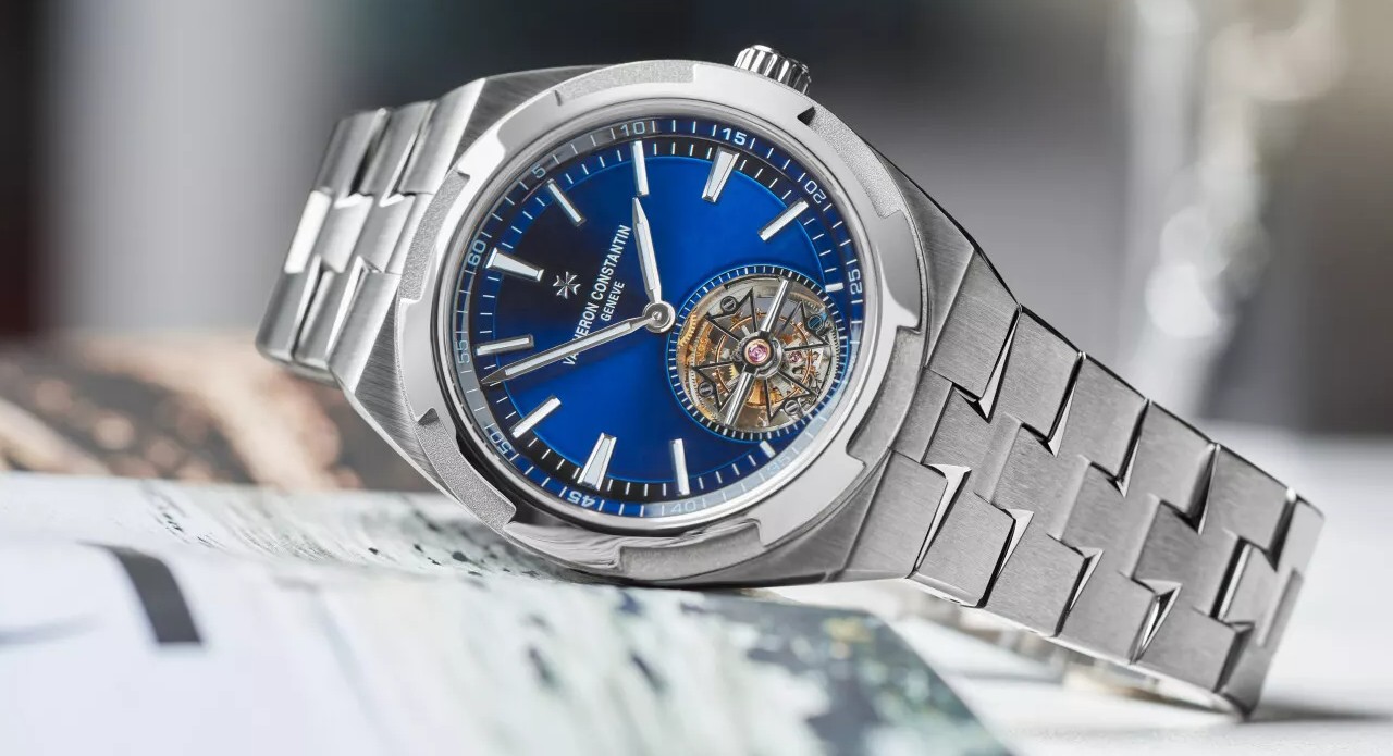 A deep dive into the art and engineering of the integrated bracelet, where the case and strap merge into one flawless form