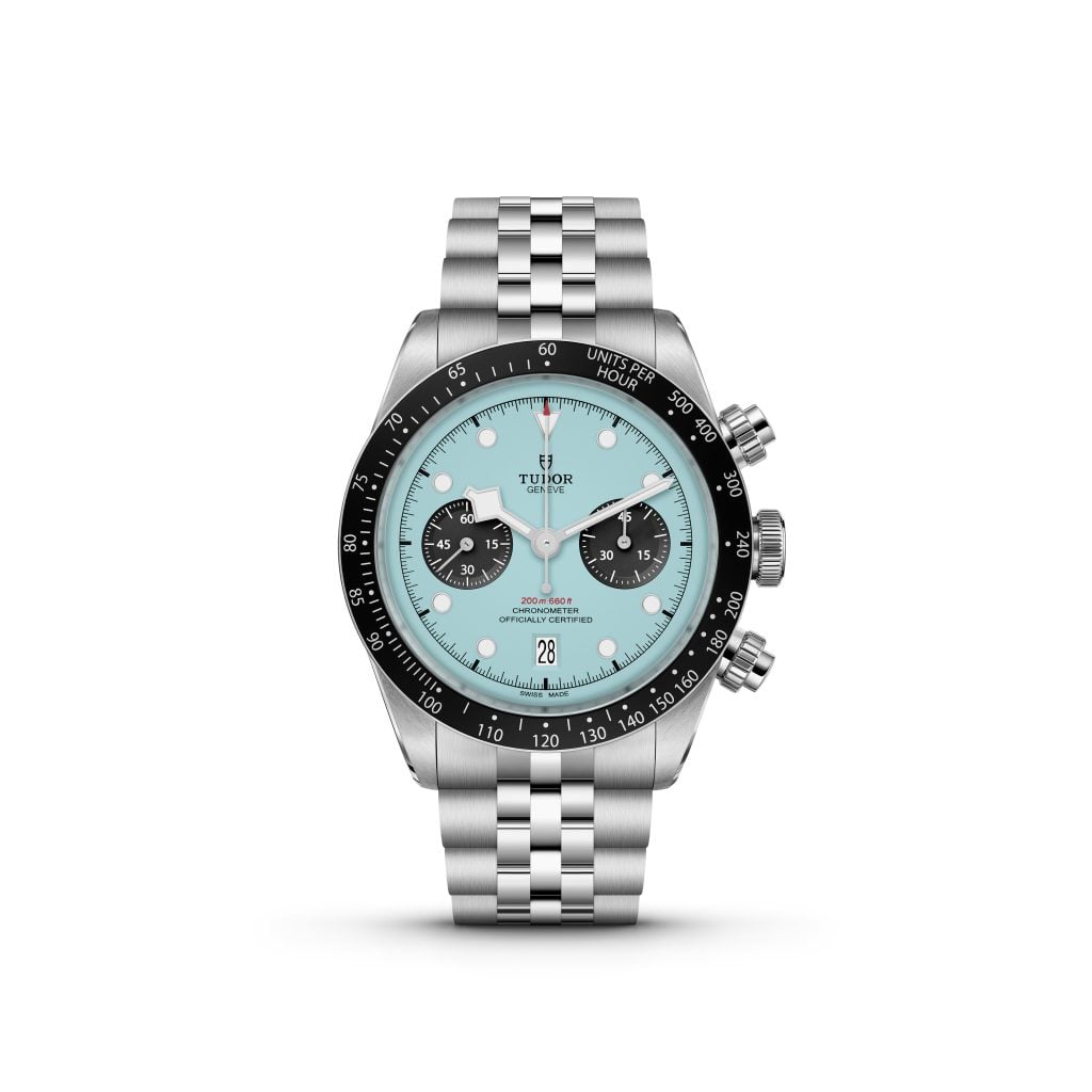 This timepiece has a 41 mm stainless steel case, a rose-signed crown at 3 o’clock, screwed chronograph pushers at 2 o’clock and 4 o’clock, and bevelled lugs