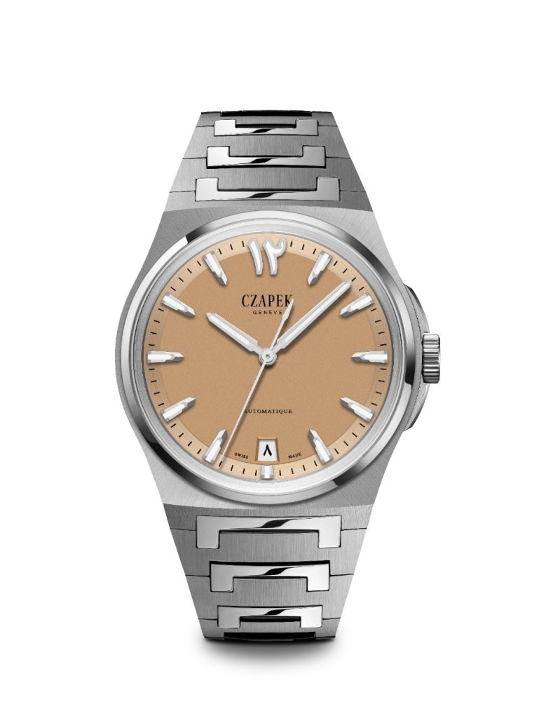 This model has a 40.5mm stainless steel case, lugs, and a crown at 3 o’clock