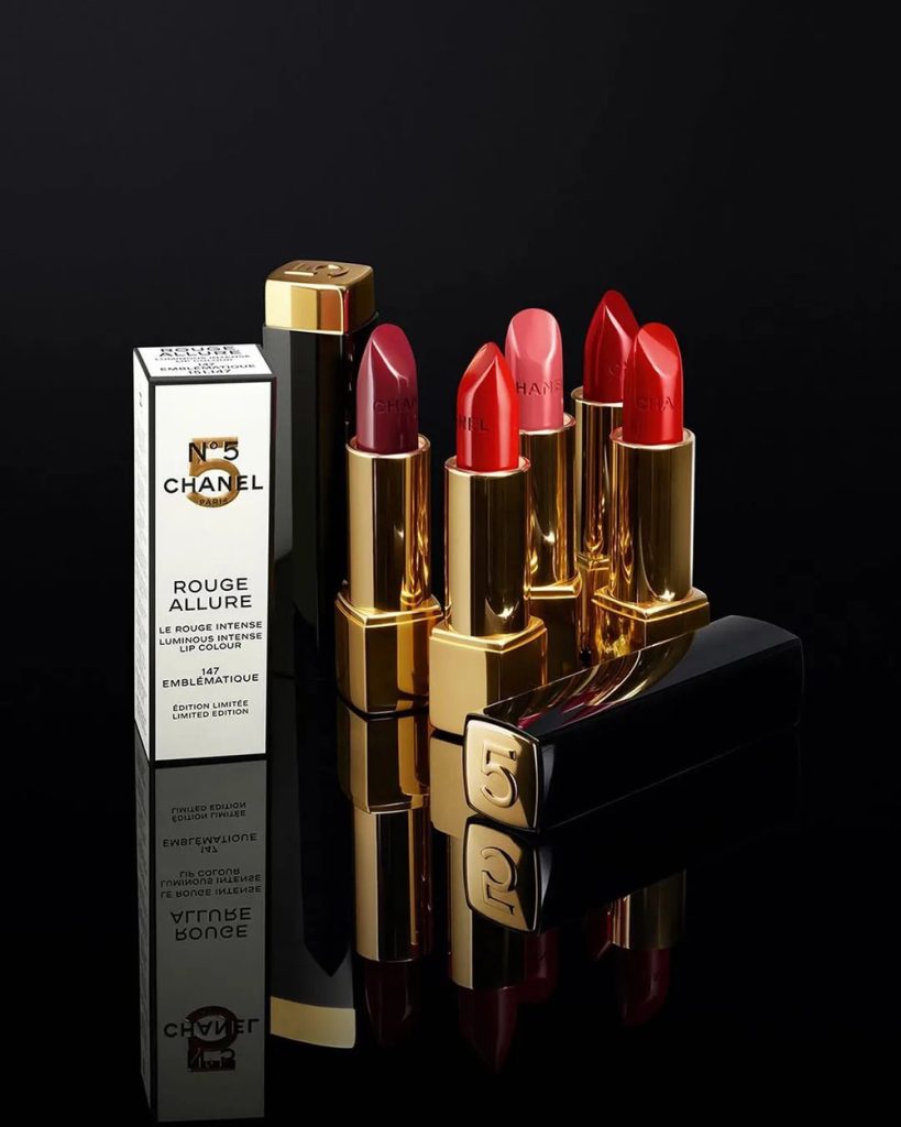 Chanel Rouge Allure In 99 Pirate, Chanel Rouge Allure 99 Pirate red Christmas lipstick, timeless Chanel festive red lip, 