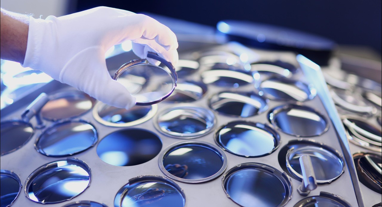 Analysts believe EssilorLuxottica’s partnership with Meta could position the luxury eyewear giant as a surprising AI winner, blending smart glasses, fashion, and artificial intelligence