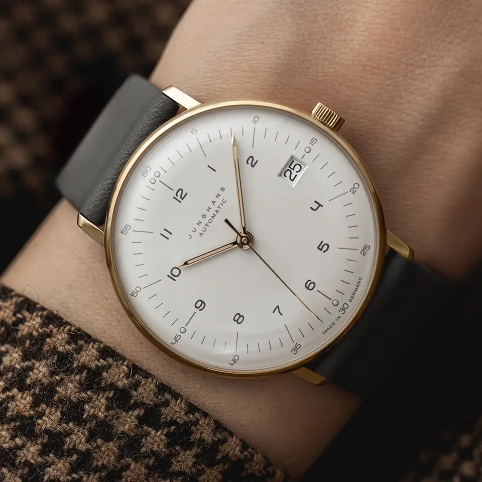 Driven by the connected radio controlled solar movement J101.85