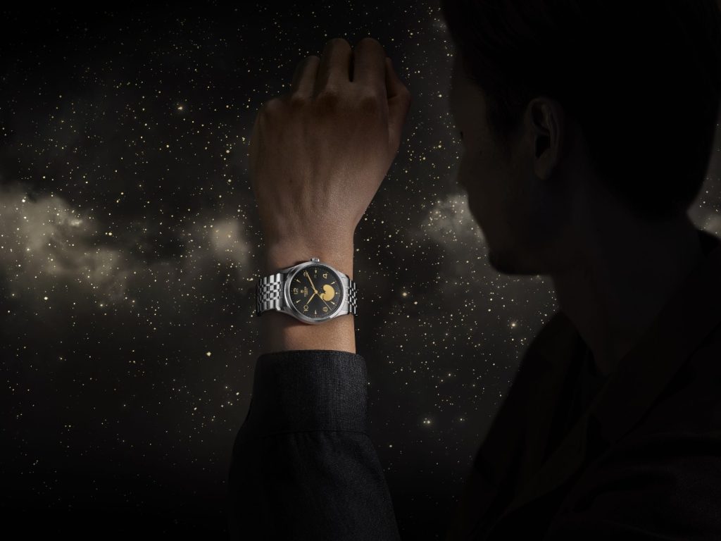 A screw down crown compresses rubber gaskets