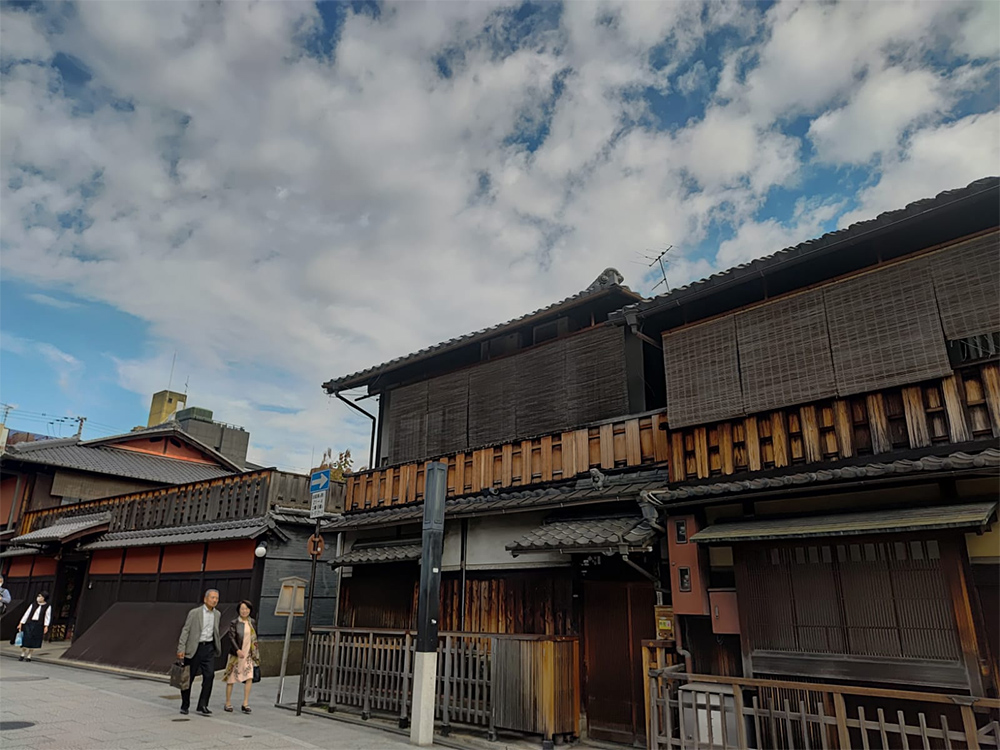 Gion, Geisha District, District what to see in japan, are geisha real, japan travel tips,japan travel guide, Gion the famed geisha district, gion in japan, why is gion district famous in Tokyo, geisha life at gion,geisha show at gion,what do geishas do,cost of geisha show in gion district