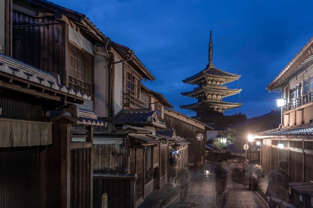 Gion By Night, Gion the famed geisha district, gion in japan, why is gion district famous in Tokyo, geisha life at gion,geisha show at gion,what do geishas do,cost of geisha show in gion district