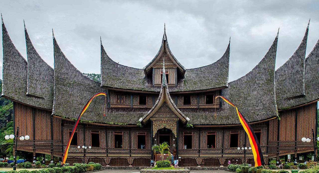 Rooted in place, shaped by climate and perfected by generations, vernacular architecture proves that the smartest buildings were often built without blueprints or star architect