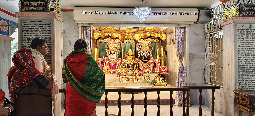 Devotees at Jagannath Temple, West Bengal travel, hidden gems India, offbeat destinations India, cultural tourism West Bengal,