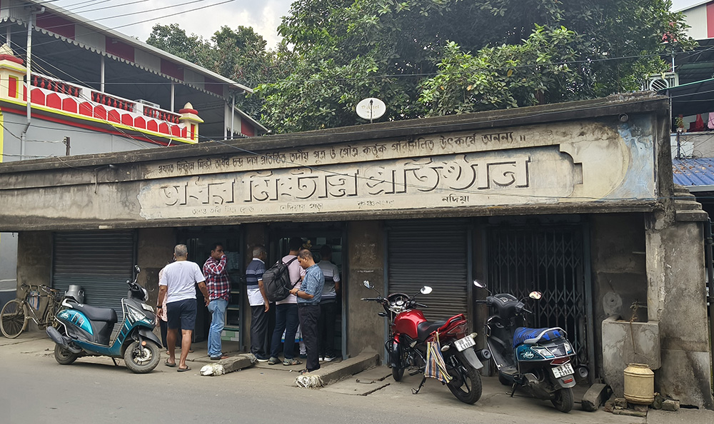 Krishnanagar's iconic sweet shop that specialises in Sarbhaja and Sarpuria, Kolkata to Godkhali, Hotel Sonar Bangla Sundarbans, Macher Jhol,