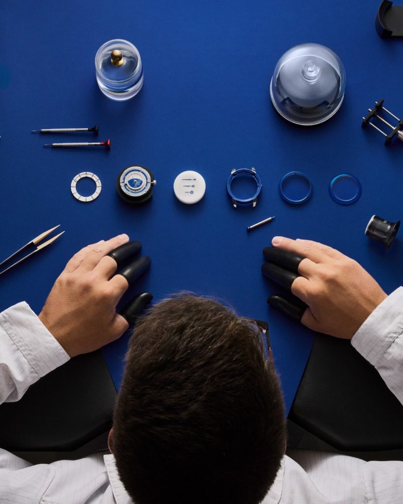 Beneath this astral theatre resides the manual winding caliber DB2507LV, manufactured