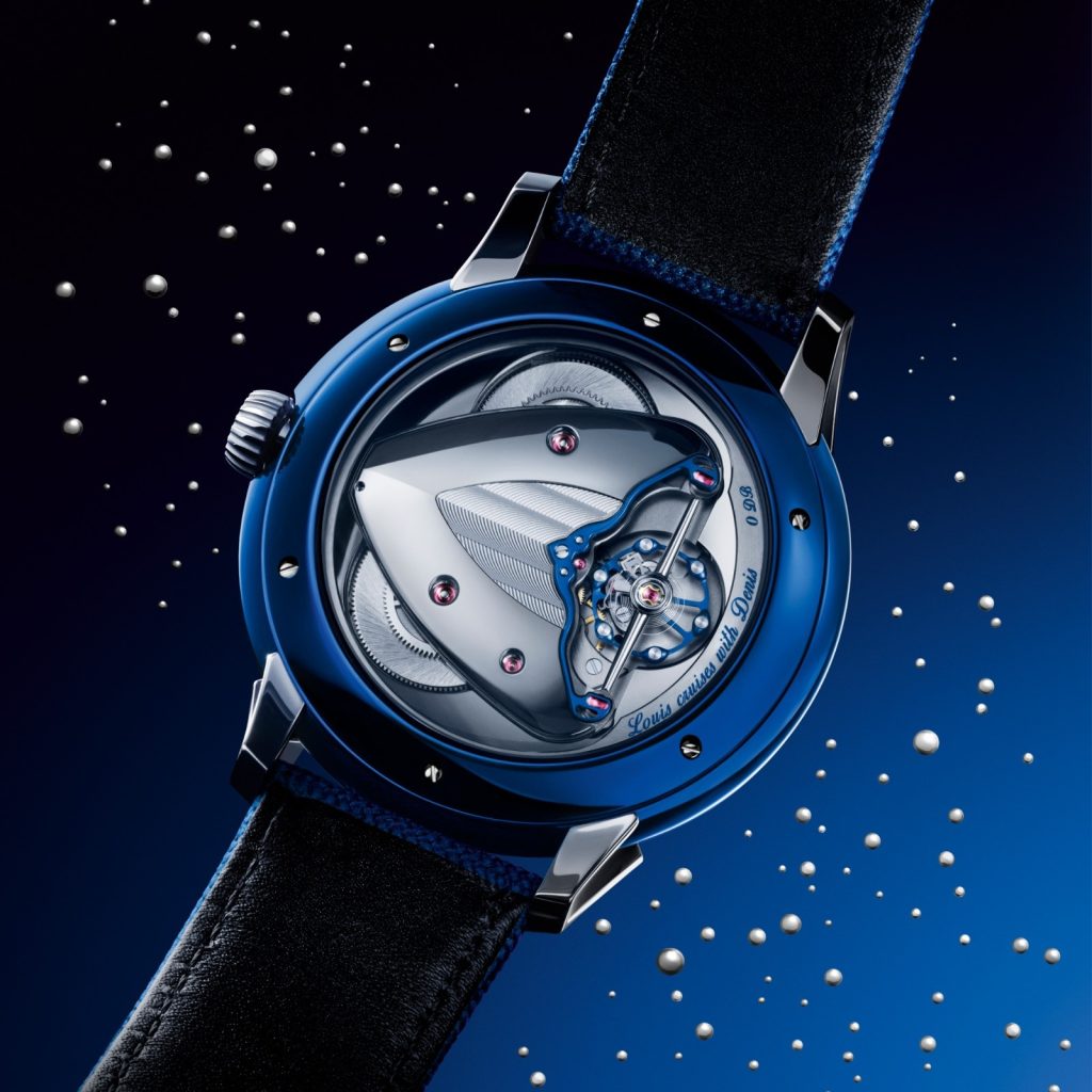 Versatility extends to the straps, of which two are provided