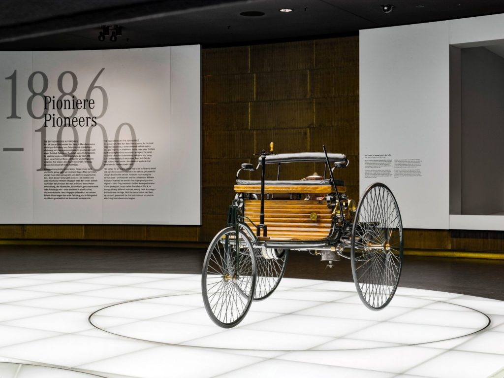On 29 January 1886, Carl Benz applied for a patent for his motor car, shortly afterwards, Gottlieb Daimler built his motor carriage, the two vehicles formed the first link of an unbroken chain of innovation