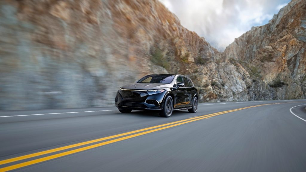 The classic MAYBACH lettering is discreetly incorporated into a chrome-plated decorative strip, which forms a unit with the continuous light strip of the standard DIGITAL LIGHT headlight