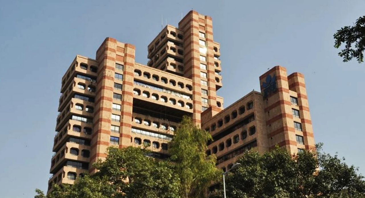 A thoughtful conversational exploration of India’s most influential architects whose vision craftsmanship and cultural sensitivity shaped modern architecture while responding to climate context and tradition