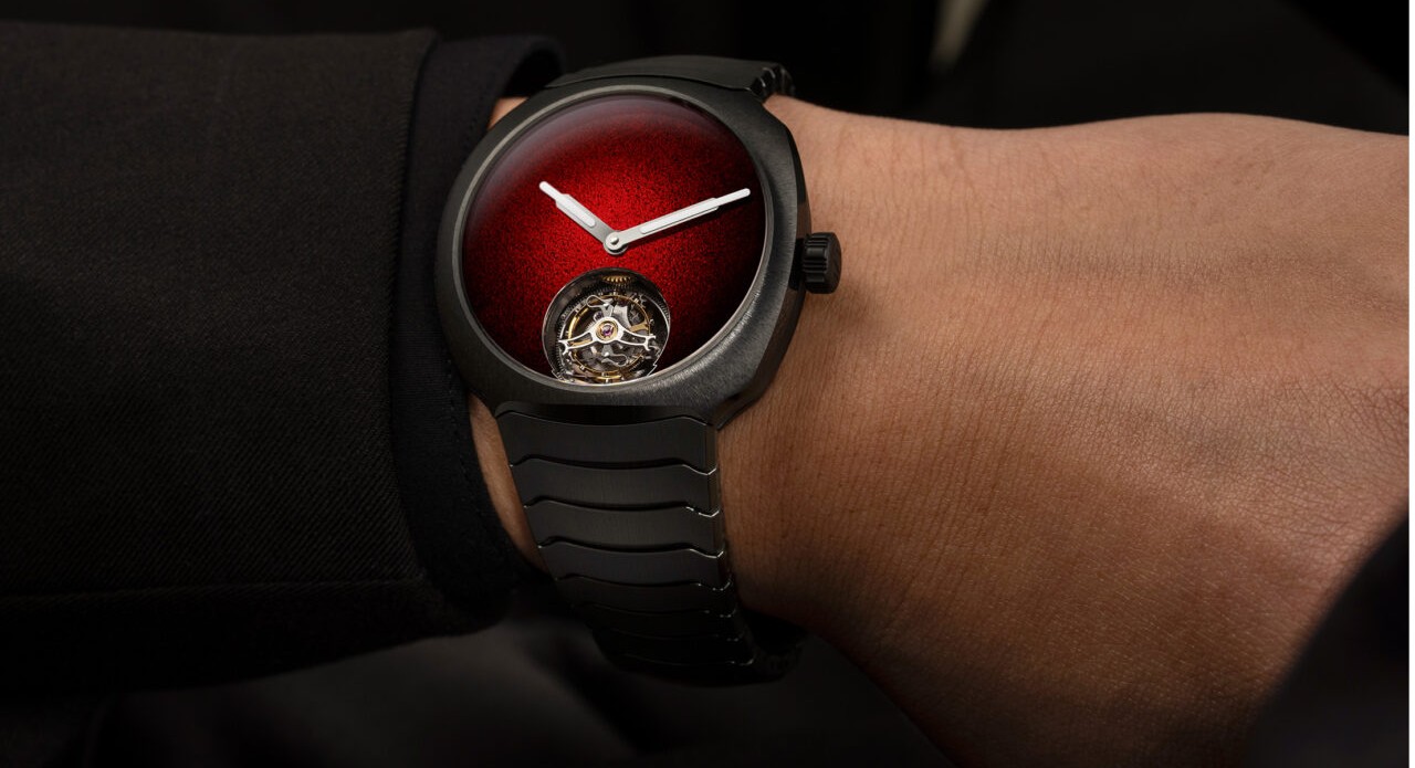 The model combines the fluid ergonomics of the Streamliner collection with cutting-edge ceramic construction and a flying tourbillon complication