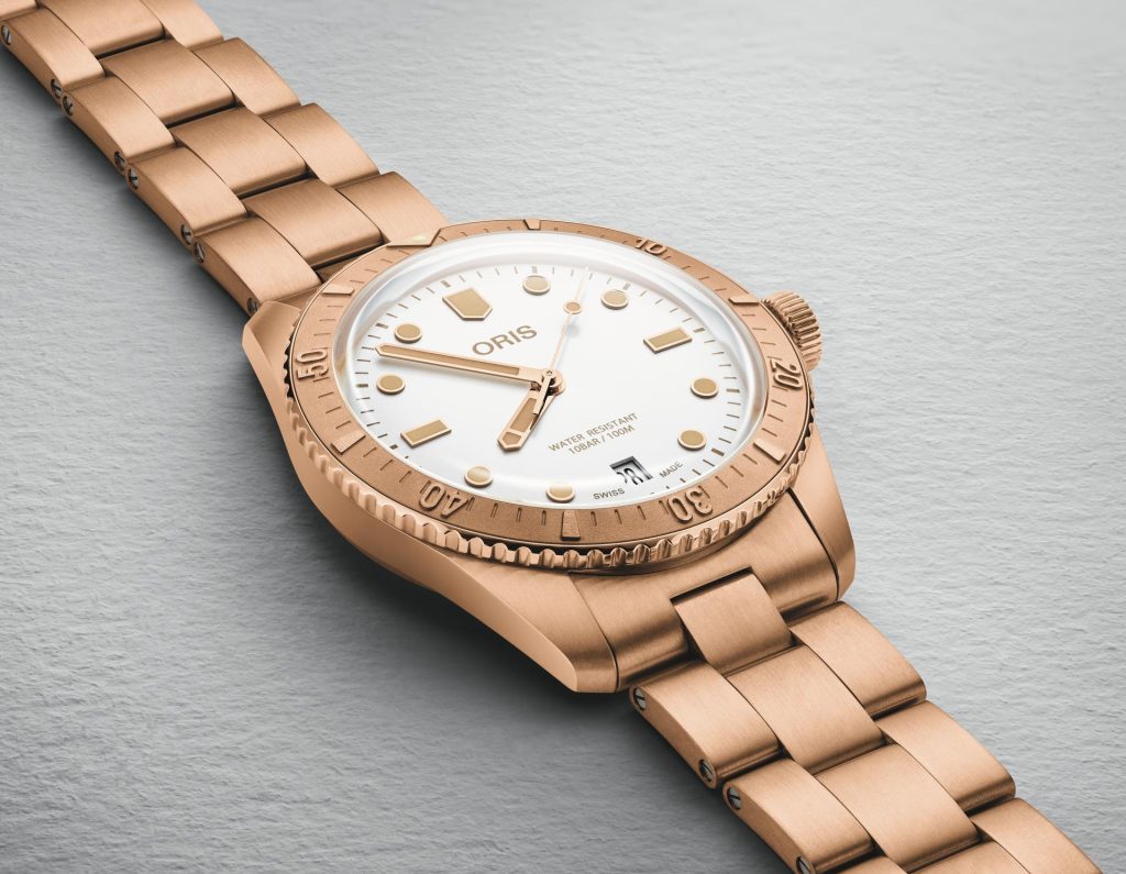 This 38mm bronze case features a notched unidirectional spinning bronze bezel with