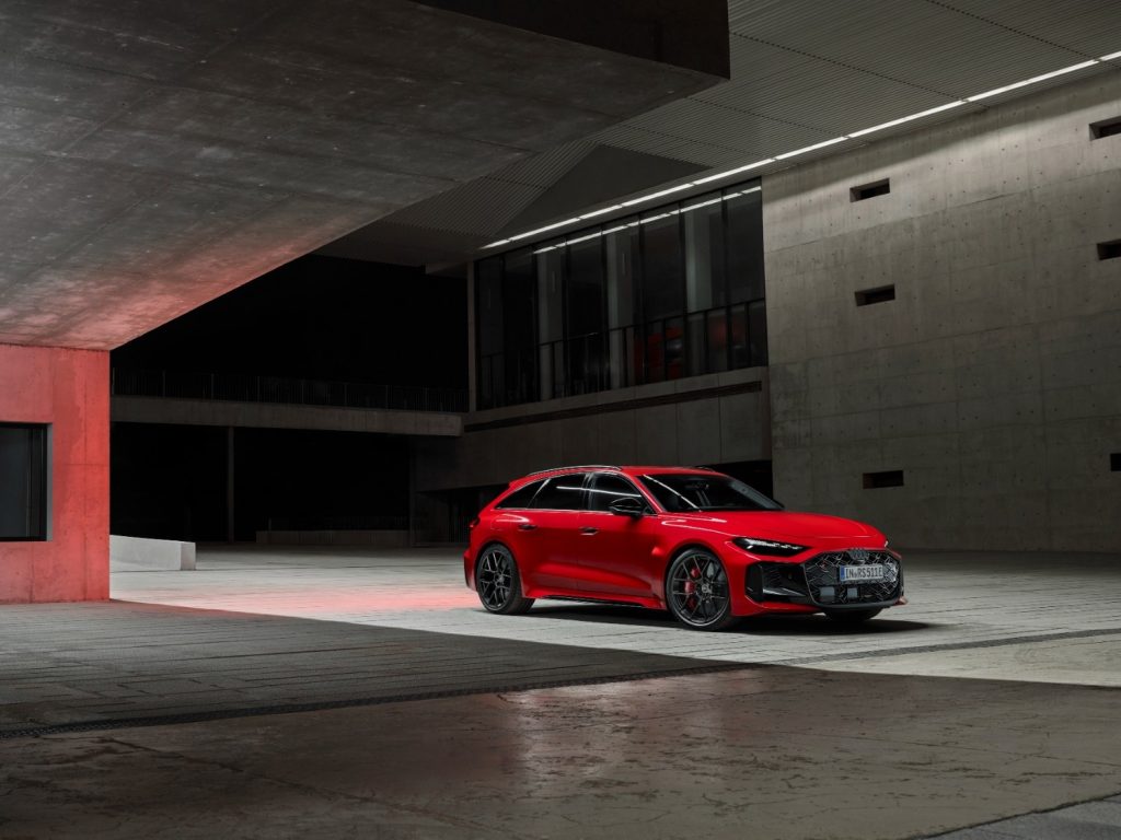 Visually, the RS 5 Avant announces itself with confidence