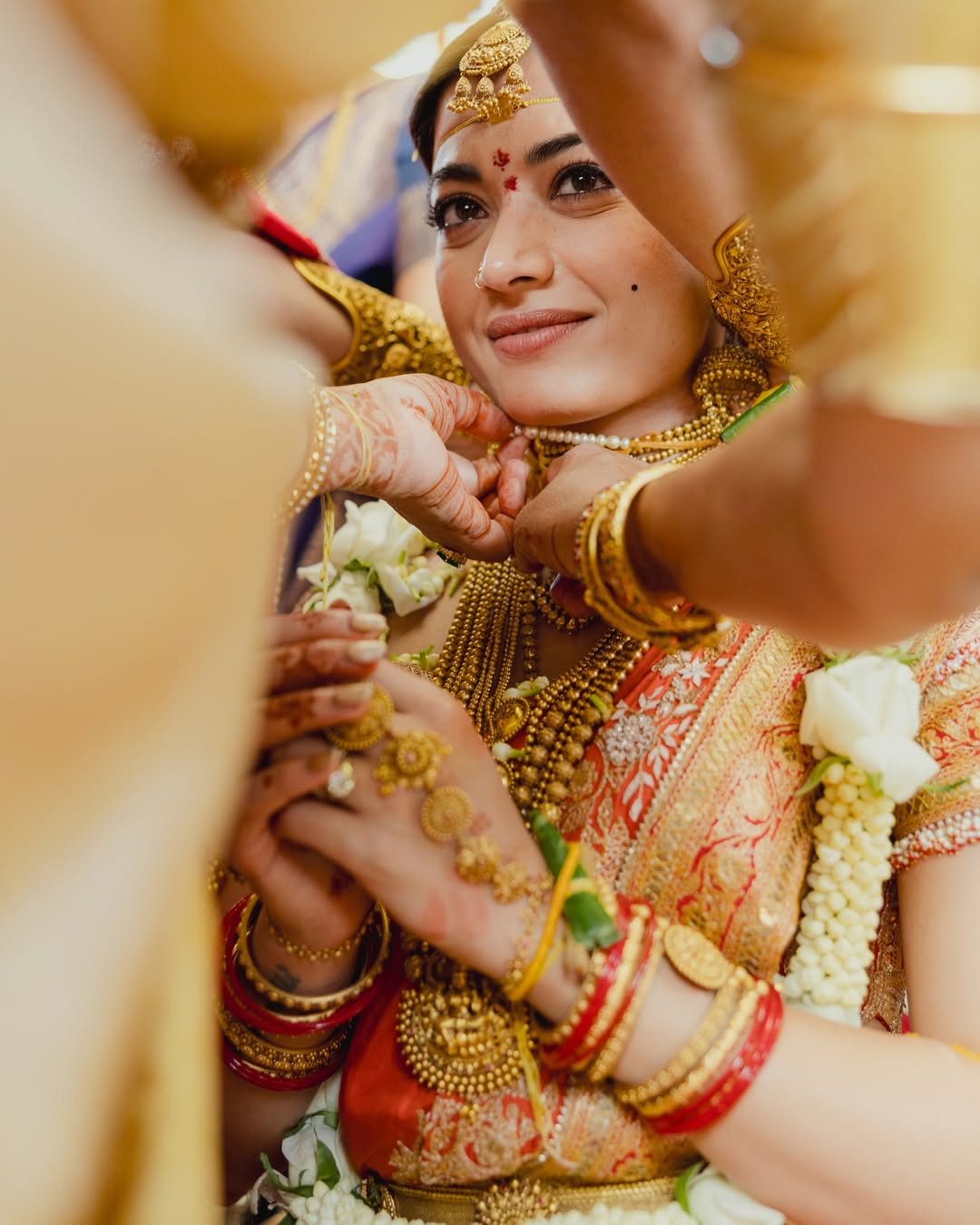 Ramayana inspired wedding look,Rashmika wedding outfit, Rashmika Temple jewelry bridal look,Rashmika Ramayana inspired bridal look,Rashmika bridal saree and jewelry details,