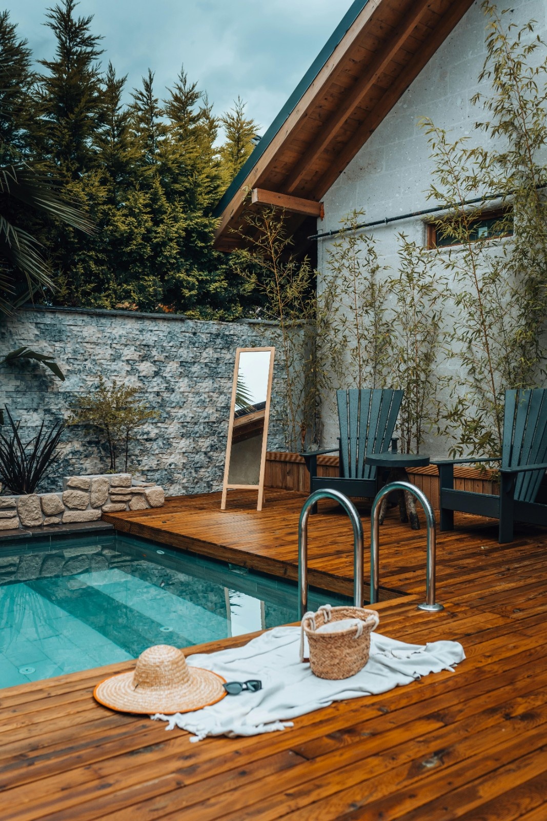 poolside furniture, poolside decor, how to decorate your poolside, poolside decor ideas, what furniture to put in your pool