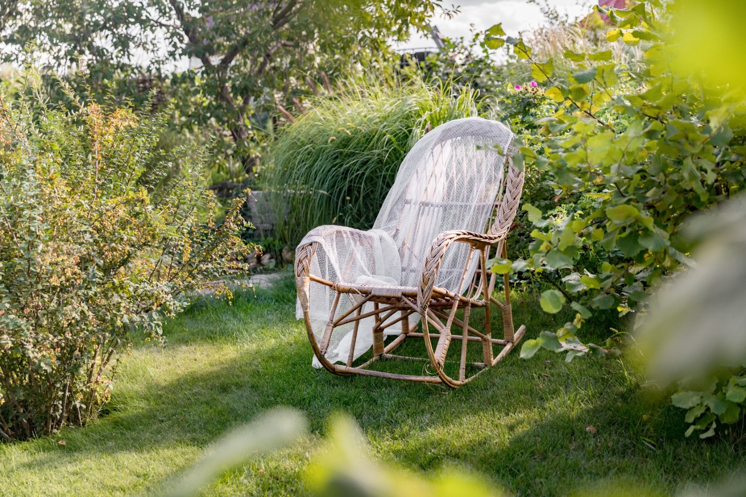 garden decor, how to spruce up your garden, how to decorate your open air garden, what furniture to use in my garden, how to make my garden inviting and serene,