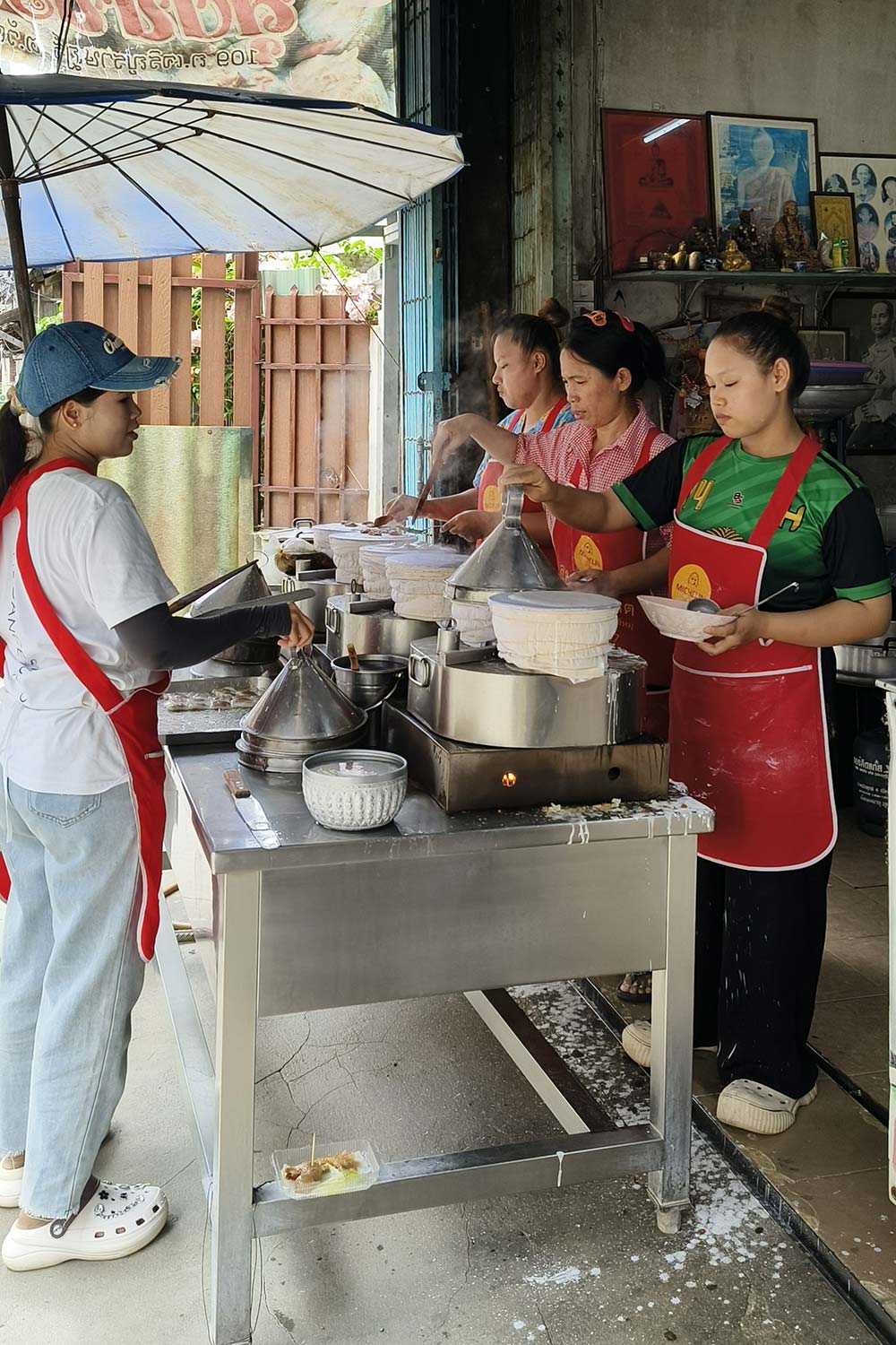 Lung Khajohn Wat Ket, a Bib Gourmand-recognised family eatery, Chiang Mai travel attractions, Chiang Mai travel vlog, Chiang Mai travel plan, Chiang Mai travel for couples, 