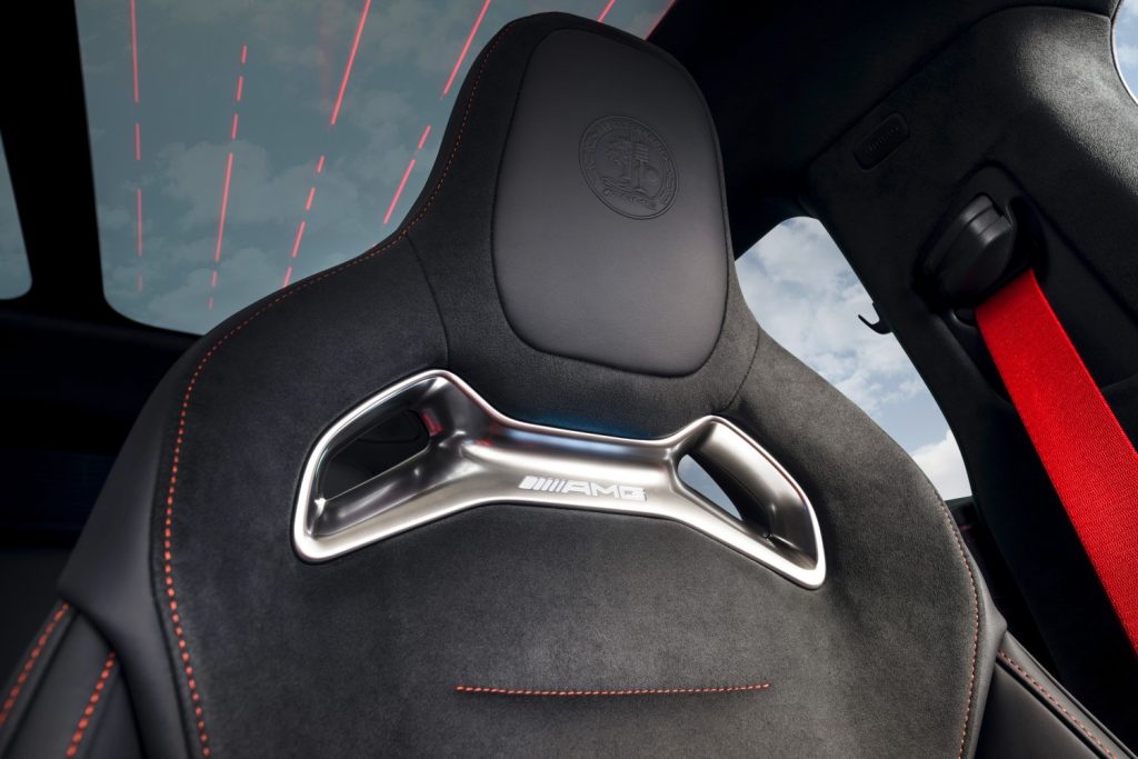Up front, newly developed seats provide pronounced lateral support during enthusiastic cornering. Optional AMG Performance seats
