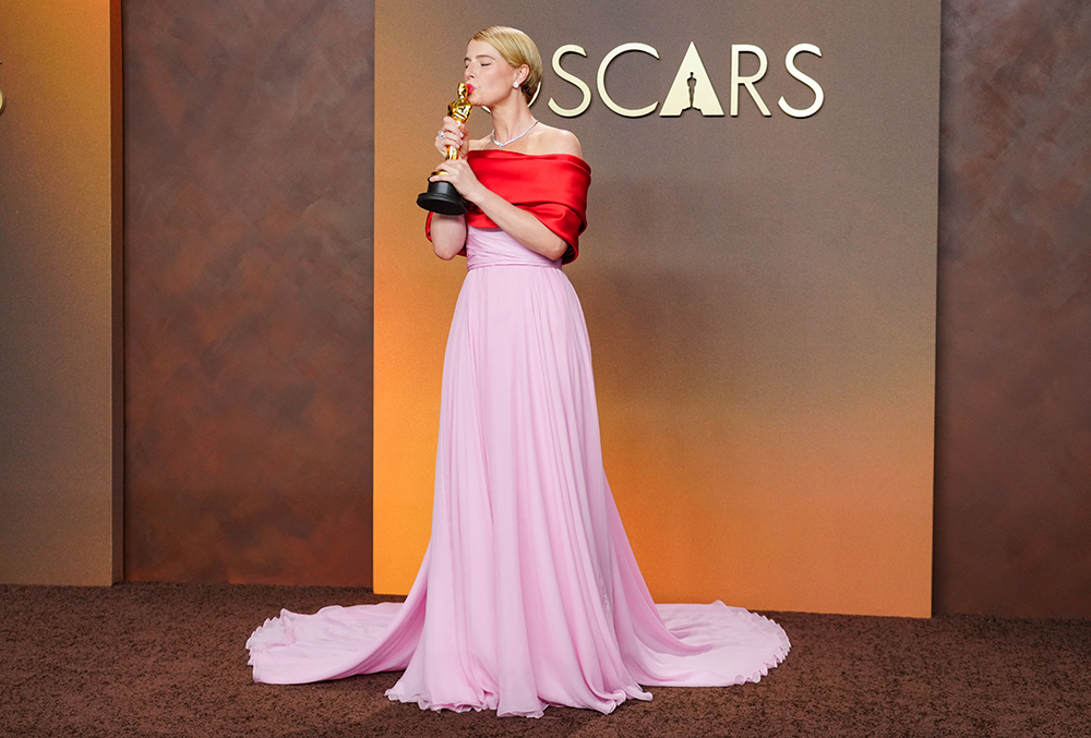 Jessie Buckley in Chanel, Jessie Buckley in Chanel, Jessie Buckley red and pink gown chanel, Jessie Buckley oscar 2026 winner