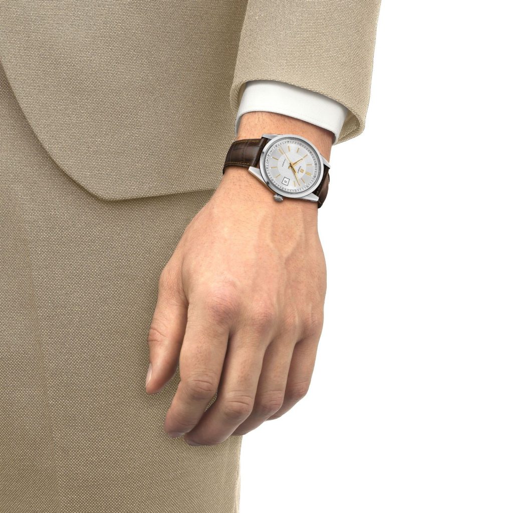 Crafted for the cadence of everyday life, the watch retains an effortless wearability, its 39mm stainless steel case
