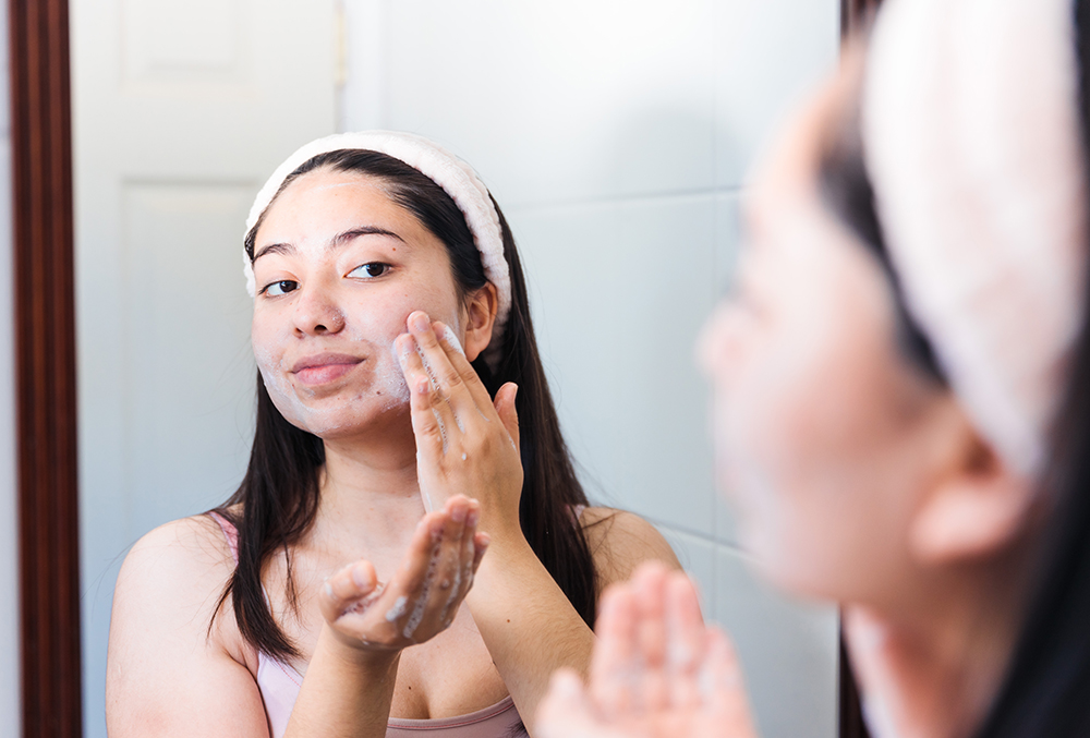 Skin flooding - When Skin Flooding Works, trending beauty techniques, hydration skincare trend, layered hydration method, hydrating skincare routine, deep hydration skincare, moisture layering, dewy skin routine, 