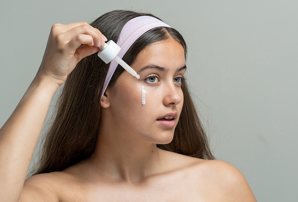 The Right Way To Incorporate Skin Flooding , skincare routine for glowing skin, skincare layering method, face hydration techniques, best hydrating products, non-comedogenic skincare, avoid clogged pores skincare