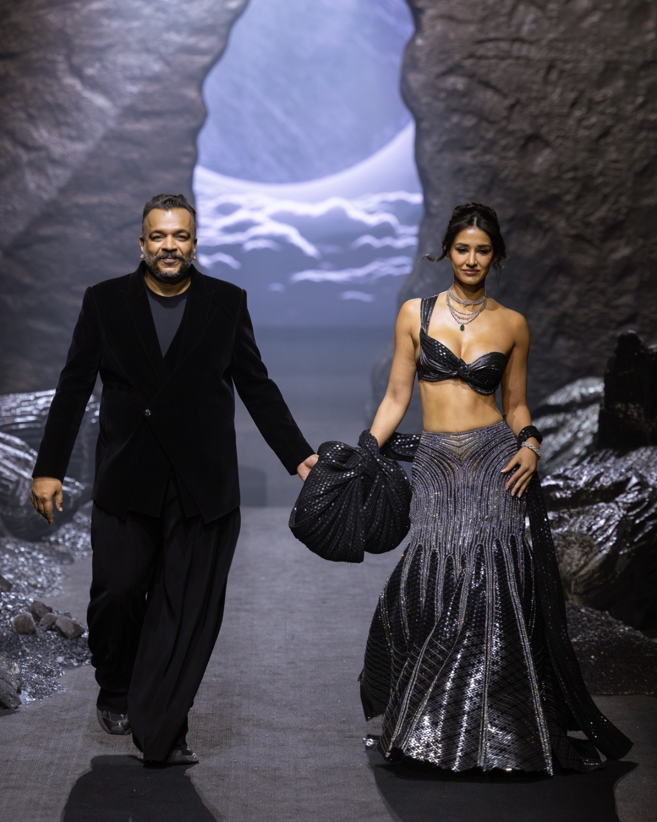 Disha patani, disha patani showstopper,  Indriya aditya birla jewellery, Amit Aggarwal orizon at lakme fashion week, lakme fashion week amit aggarwal show,