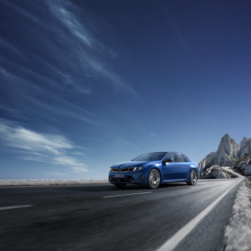 At the front the traditional kidney grille and twin headlights merge into a single expressive light signature.