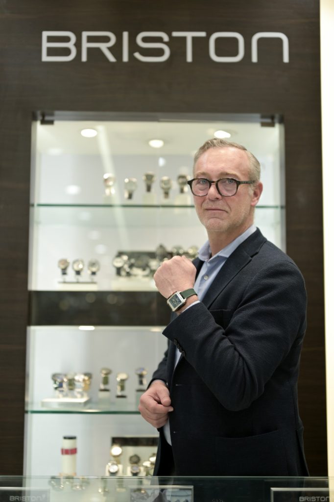 I decide to do this to be more distinctive & leave the acetate fully play on the side. Except on the chronograph as it would have given a too “fat” watch without elegance.