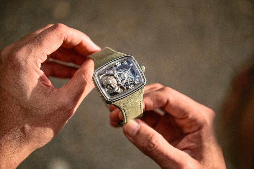 On the opposite side, the retrograde minutes provide a counterbalance, both visually and mechanically