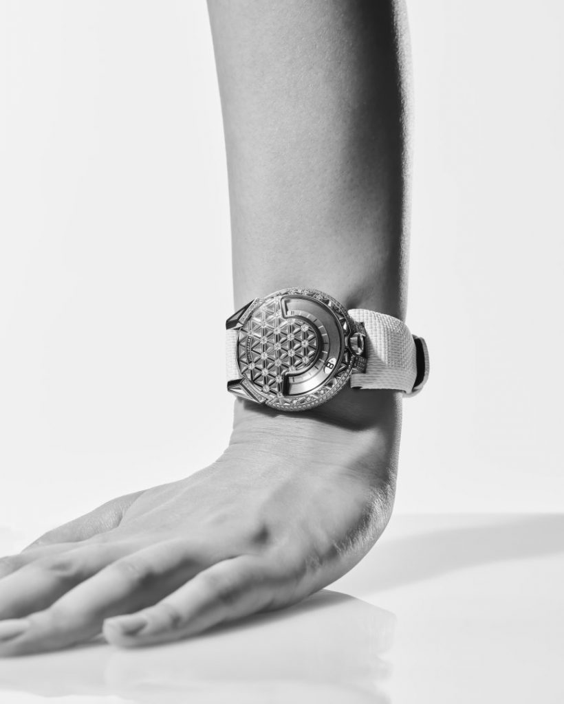 here is also a two-position crown located at 12 o’clock, because placing it anywhere else would be far too conventional