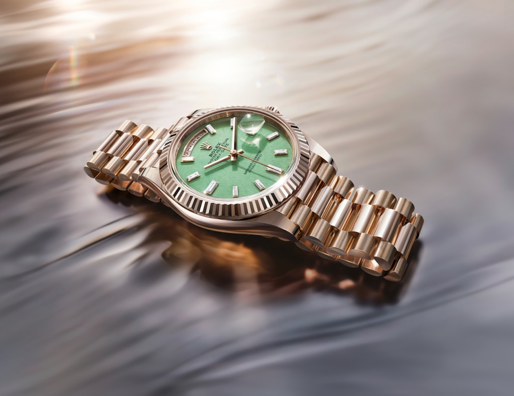 The case remains the familiar 40 mm Oyster architecture, paired with a fluted bezel that interacts