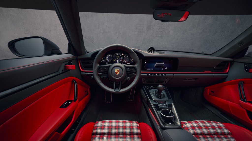 Inside, the GT3 S C does not attempt to pamper, but it does not ignore refinement either.