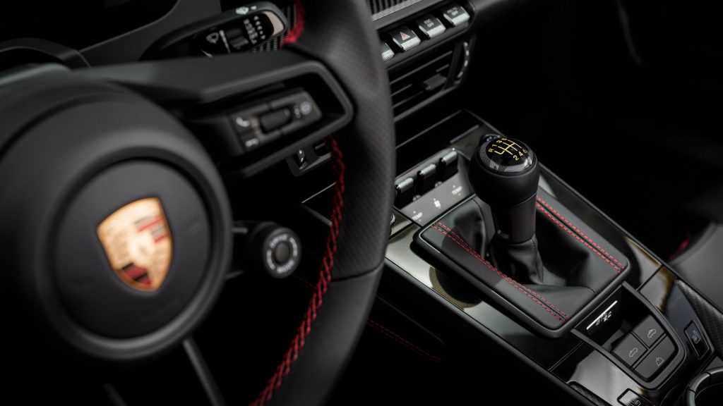 Inside, the GT3 S C does not attempt to pamper, but it does not ignore refinement either.