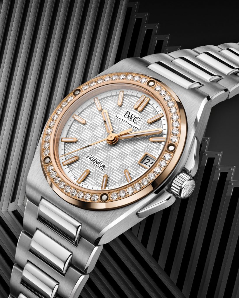Ref. IW324911 has a 35mm stainless steel case, a crown with guards at 3 o'clock with a screw-on bezel