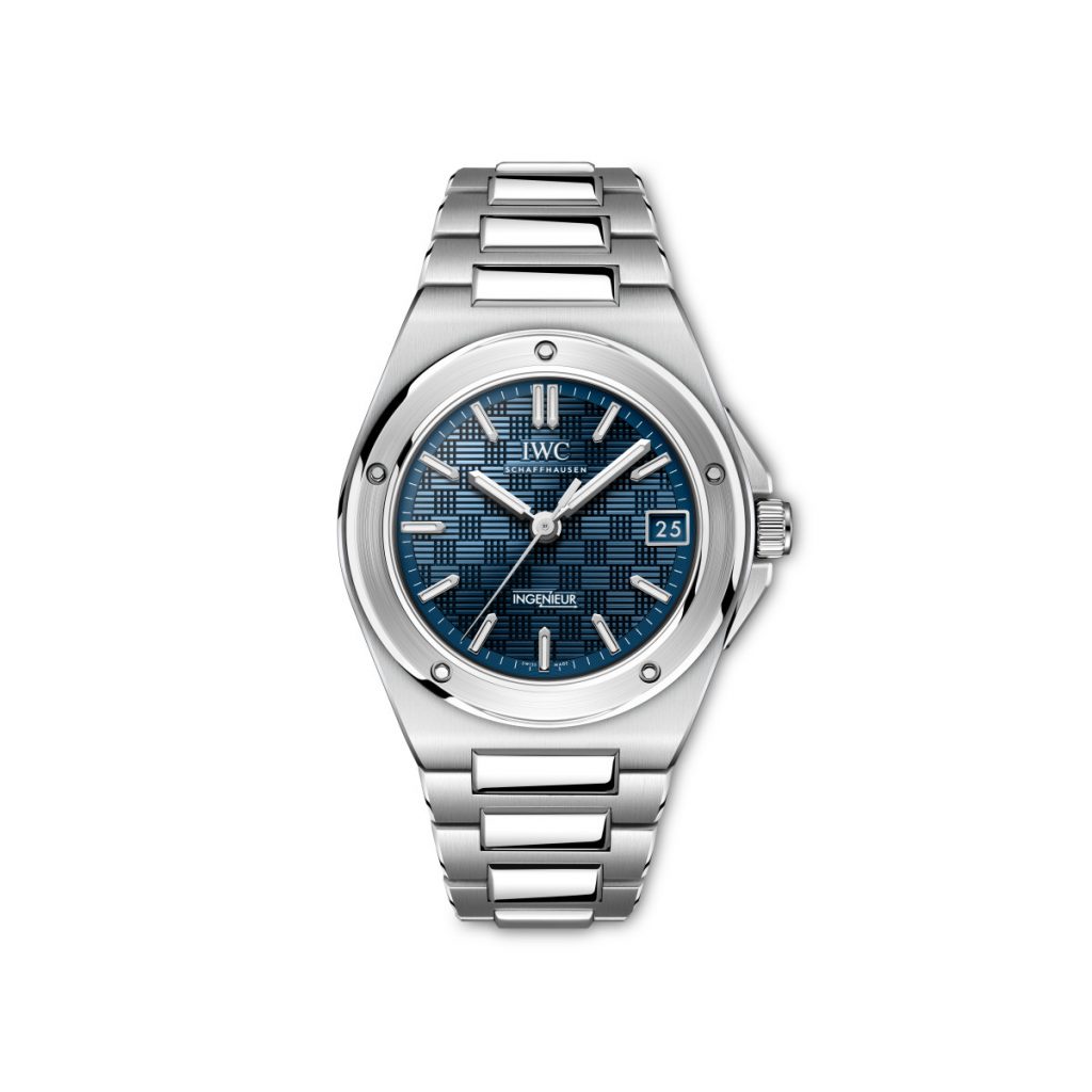 Ref. IW324907 also has a 35mm stainless steel case, and a crown with guards at 3 o'clock