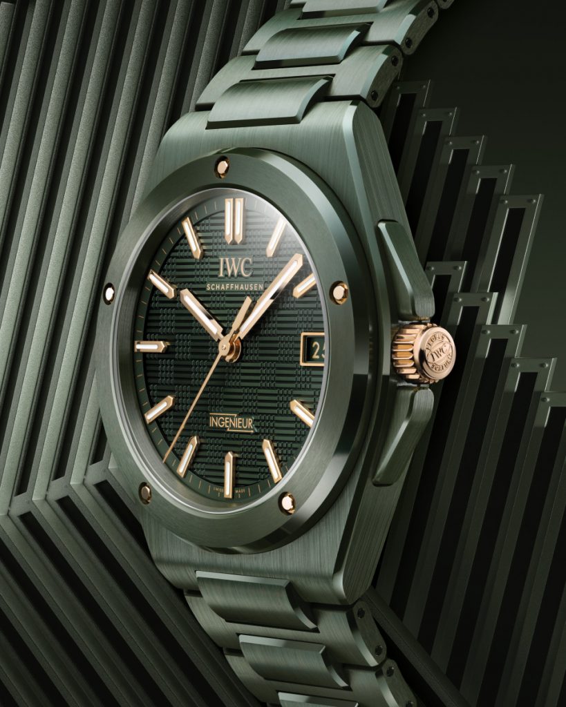 Ref. IW338902 features a 42mm case, case ring, bezel, case back ring and a gold crown