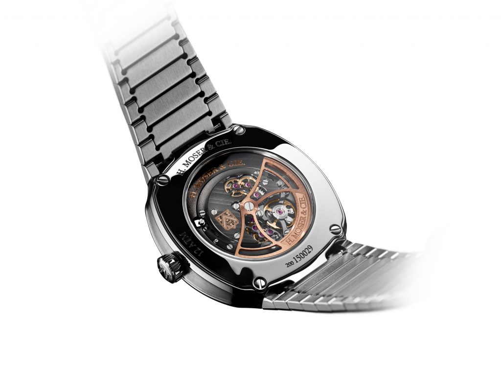 The dial is complemented by hour and minute hands coated with Super-LumiNova® for optimal legibility